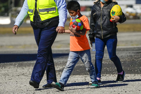 Deporta México a casi 100 menores de edad a Guatemala