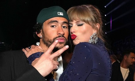 Taylor Swift bailando al ritmo de Bad Bunny en los Grammy