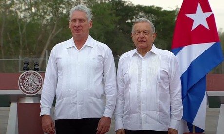 Presidente de Cuba llega a México; AMLO da la bienvenida