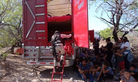 Traficantes abandonan a 129 migrantes en China, Nuevo León