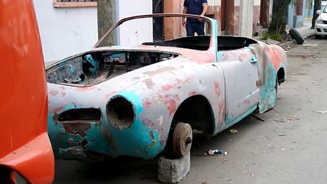 Dejan en abandono 'cascarones' de carros en Monterrey