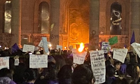 Palacio de Gobierno arde en llamas durante marcha del 8M
