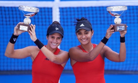 Tenistas colombianas con las campeonas en dobles