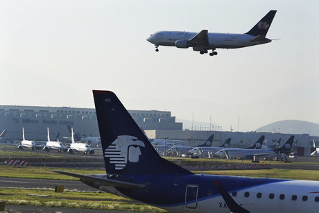 Acusa Profeco a aerolíneas de 'engañar' a consumidores