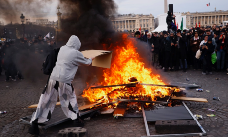 Estallan disturbios en Francia por reforma a pensiones