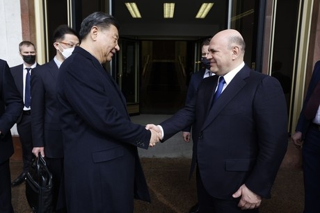 Líderes de Japón y China visitan a rivales, Ucrania y Rusia