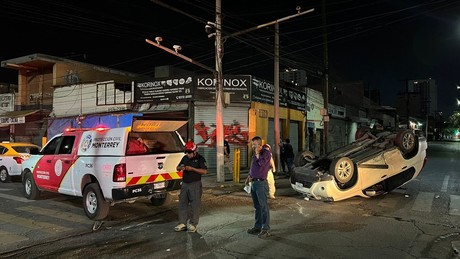 Volcadura deja dos personas lesionadas en Monterrey