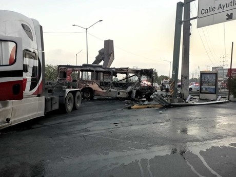 Accidente provoca incendio de ruta urbana; hay dos heridos
