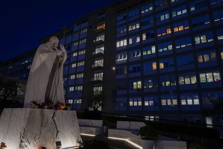 El papa mejora de forma progresiva en el hospital: Vaticano
