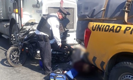 Trailer impacta motocicleta en Escobedo; hay dos heridos