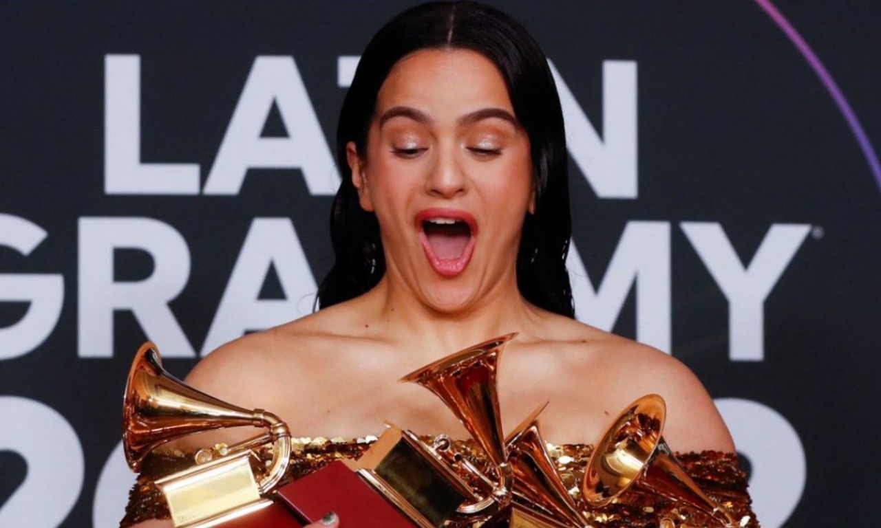 Rosalía se proclamó vencedora con su disco Motomami en la categoría de Mejor Álbum del Año, en la última gala del Latin Grammy. / Foto: Especial