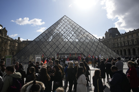 Cierran Museo de Louvre en París tras protestas