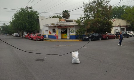Cables colgando obstruyen avenida en Monterrey