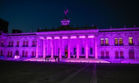 Iluminan de morado el Palacio de Gobierno por el 8M