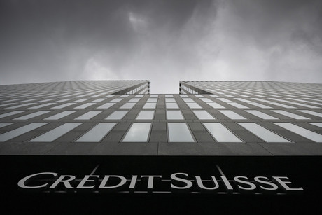 Caen acciones de Credit Suisse a 'mínimo histórico'