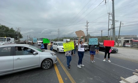 Bloquean carretera a Laredo para exigir puente peatonal