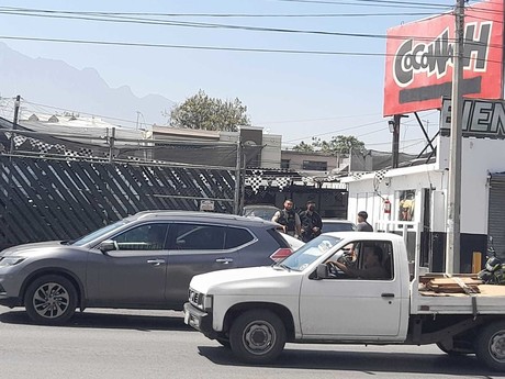 Catean autoridades establecimiento de autos en Monterrey