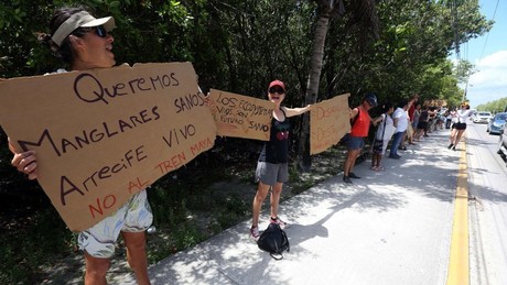 Protestan contra el Tren Maya con cadena humana