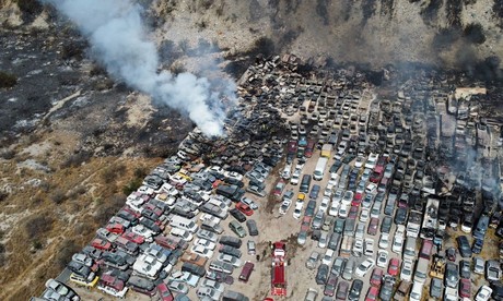 Se incendia corralón en Santa Catarina; se dañan 100 autos