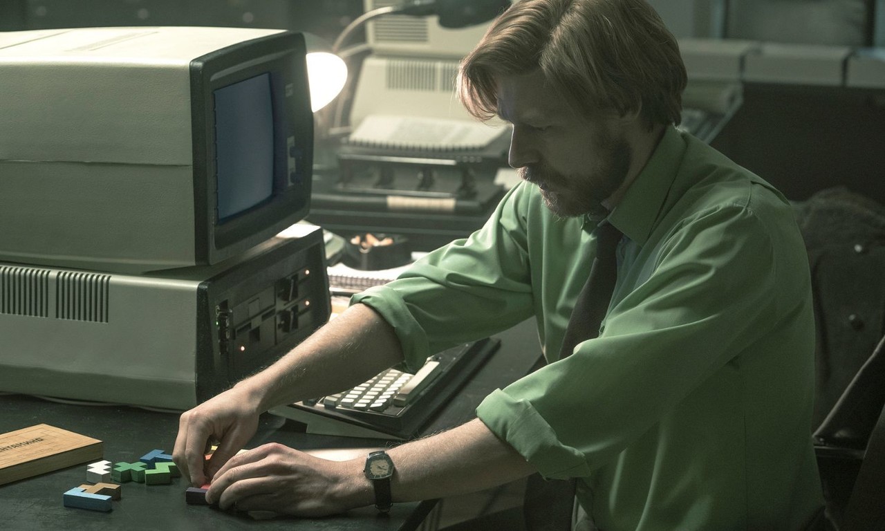 Esta imagen proporcionada por Apple TV  muestra a Nikita Efremov, en una escena de la película 'Tetris', que se estrena el 31 de marzo de 2023. (Angus Pigott/Apple TV  vía AP)