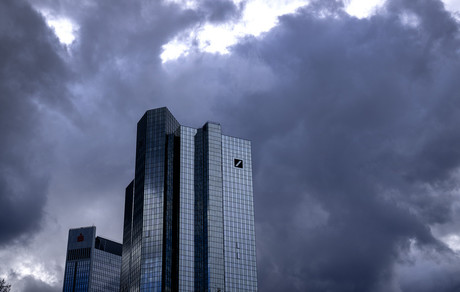 Bajan acciones de Deutsche Bank entre nerviosismo global