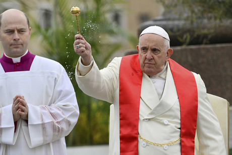 Papa Francisco oficia misa tras salir del hospital