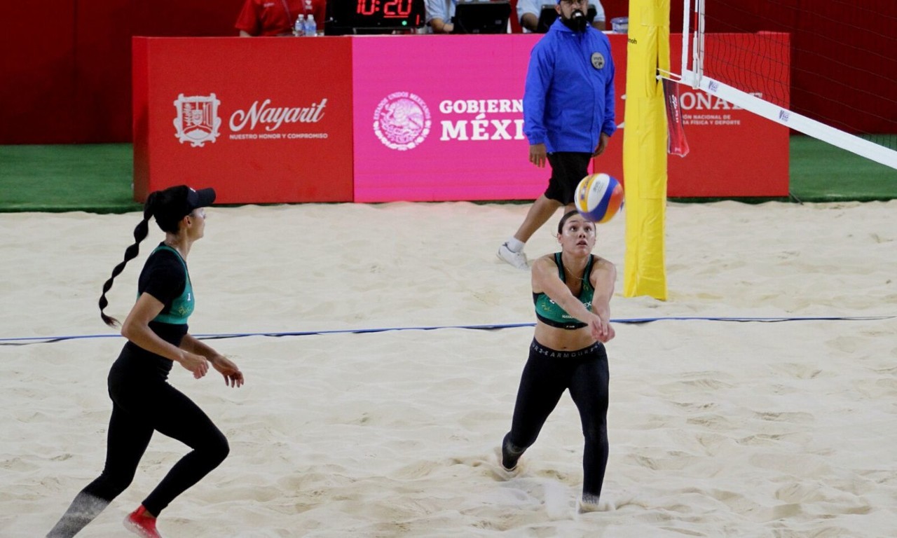 Dupla femenil triunfa en torneo de voleibol en Brasil