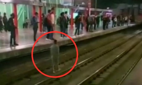 Hombre paraliza Metro tras descender a Línea 1