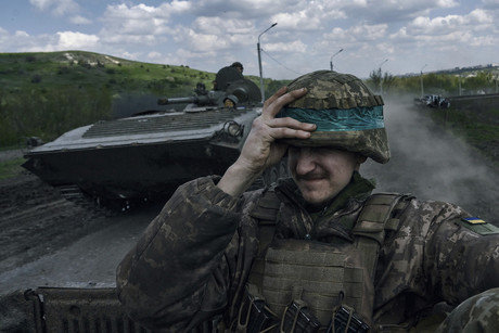 Envía OTAN casi 2,000 vehículos de combate a Ucrania