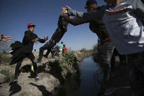 Se apresuran migrantes cruzar frontera hacia EUA