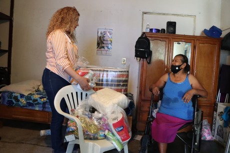 Entregan silla a doña Lucina por Día de las Madres