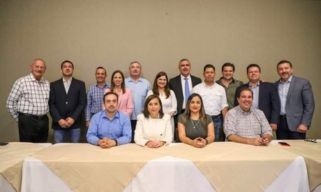 Cienfuegos reúne a alcaldes y diputados de Nuevo León