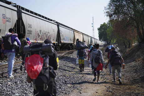 Continúan migrantes viaje en México hacia EUA