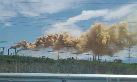 Falla eléctrica provoca humo amarillo en refinería de Cadereyta