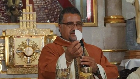Asesinan a balazos a sacerdote católico en Michoacán