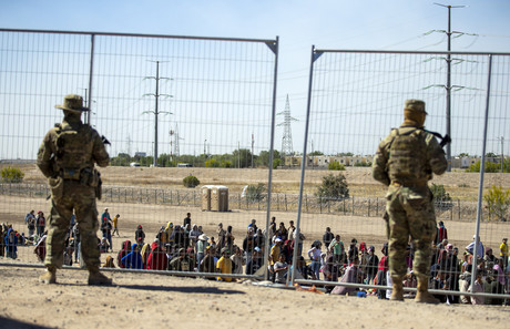 Intentan migrantes cruzar frontera 'blindada'
