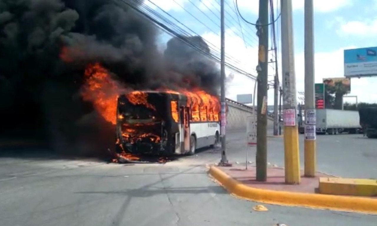Incendio de camión urbano sorprende a 20 pasajeros en Apodaca