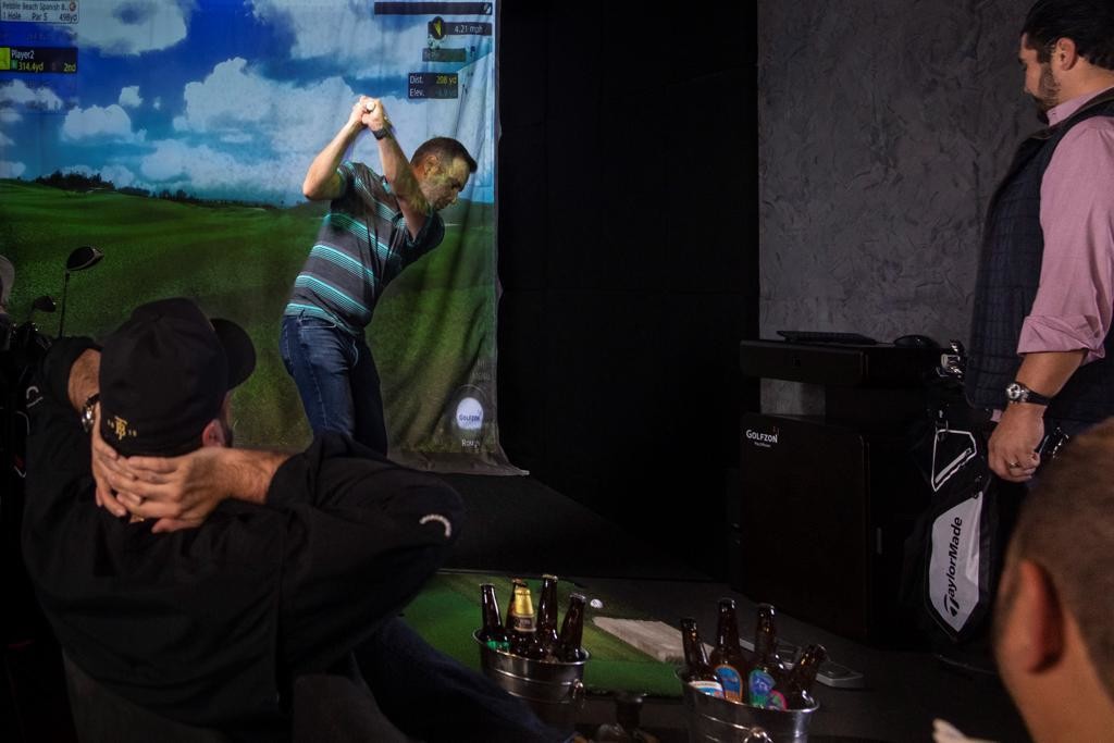 Reduce el estrés jugando en un simulador de golf Golfzon