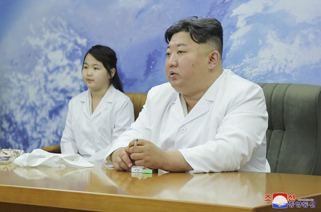 Examina Kim Jong Un un satélite espía militar norcoreano