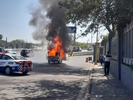 Se incendia camioneta en Avenida Nogalar; no hay lesionados