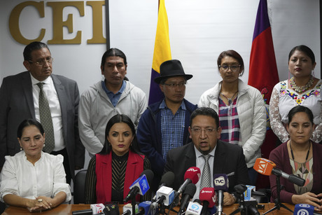 Asamblea ecuatoriana pide ser restituida constitucionalmente
