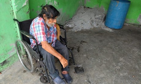 Denuncian el abandono de abuelito en Monterrey