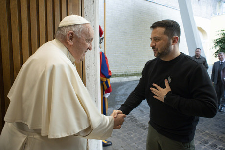 Se reúne Papa Francisco con Volodymyr Zelensky