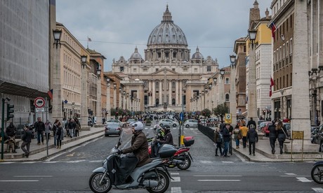 Detienen a hombre que embistió con auto puertas del Vaticano