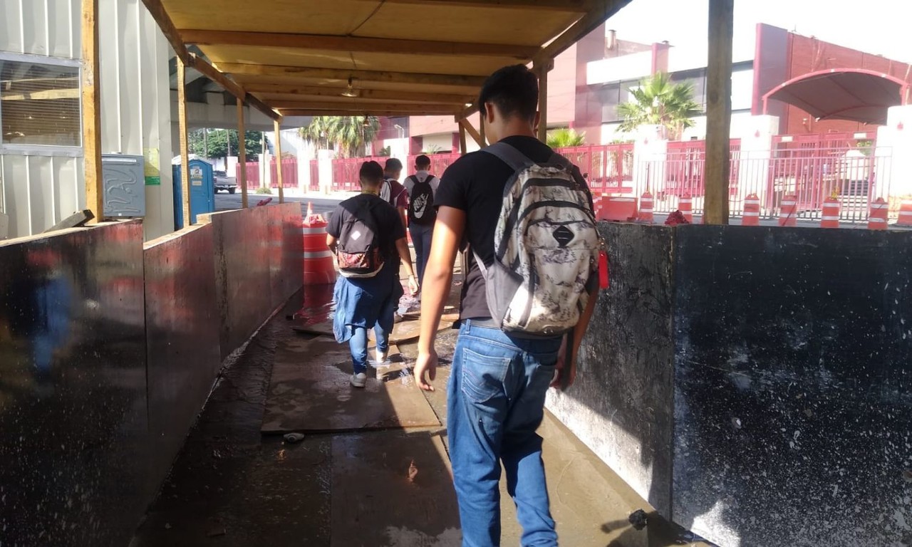 Estudiantes 'torean' inundaciones en Prepa Álvaro Obregón