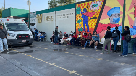 Ciudadanos hacen largas filas en clínica de Juárez
