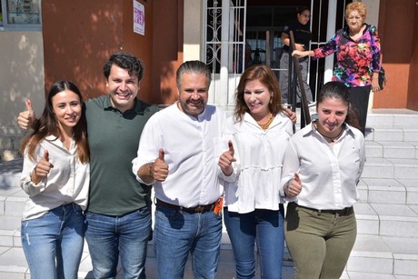 Lenin Pérez acude a votar en familia en Ciudad Acuña