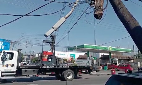 Camión deja sin luz a colonia; tumba cables y poste