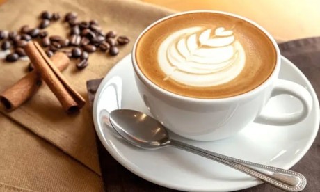 ¿De qué trata la 'siesta de café' que recomiendan expertos?