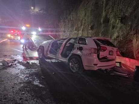 Sobrevive conductor a caída de 15 metros en Monterrey